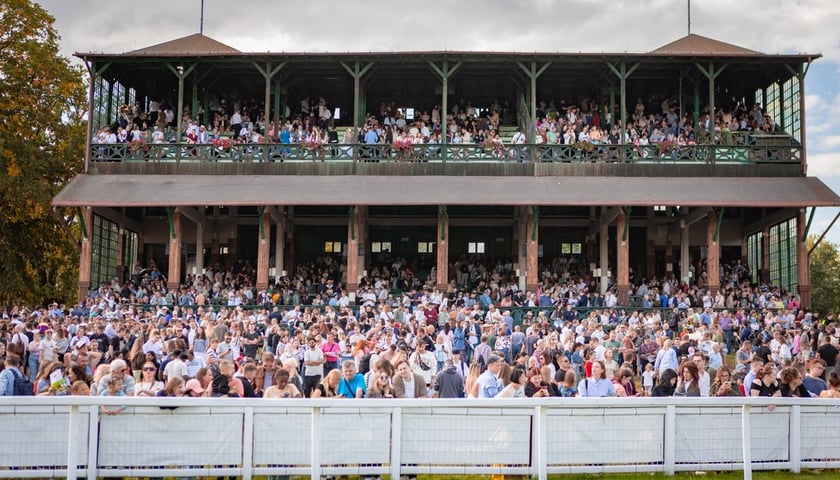 Powiększ obraz: <p>Dzień wyścigowy na Partynicach, zdjęcie archiwalne</p>