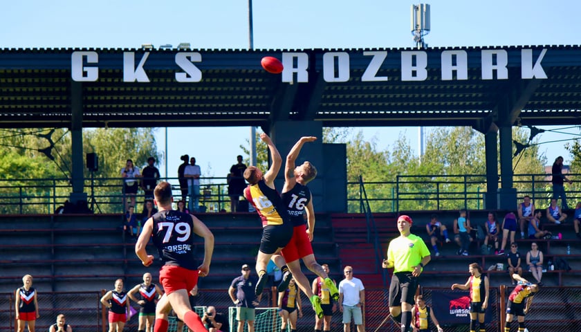 Powiększ obraz: Walka o piłkę w turnieju futbolu australijskiego w Bytomiu. Na zdjęciu mecz Lions Wrocław z Warsaw Bisons