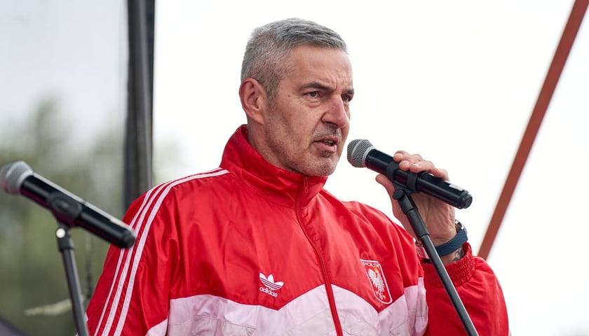 Powiększ obraz: <p>Wrocławska Integracyjna Olimpiada Młodzieży, 30.09.2025. Przy mikrofonie Maciej Zieliński</p>