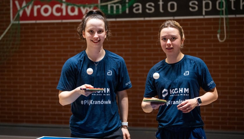 Powiększ obraz: Ania Węgrzyn (z prawej) ze swoją siostrą Kasią na treningu w hali UE Wrocław.