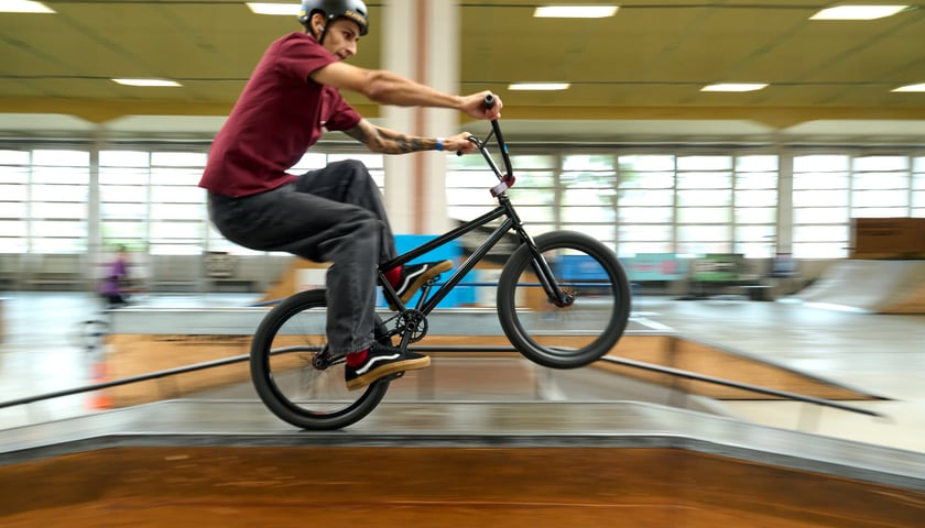 Powiększ obraz: Zawodnicy z Polski i Europy podczas eliminacji BMX Freestyle Contest 2025