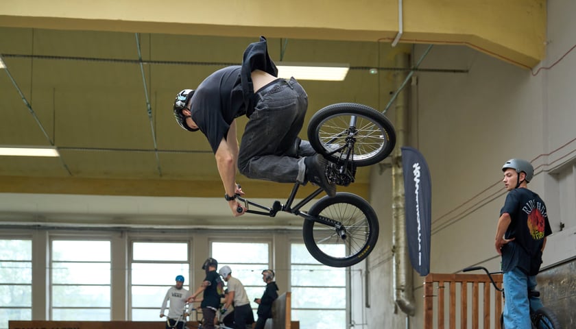 Powiększ obraz: Zawodnicy z Polski i Europy podczas eliminacji BMX Freestyle Contest 2025