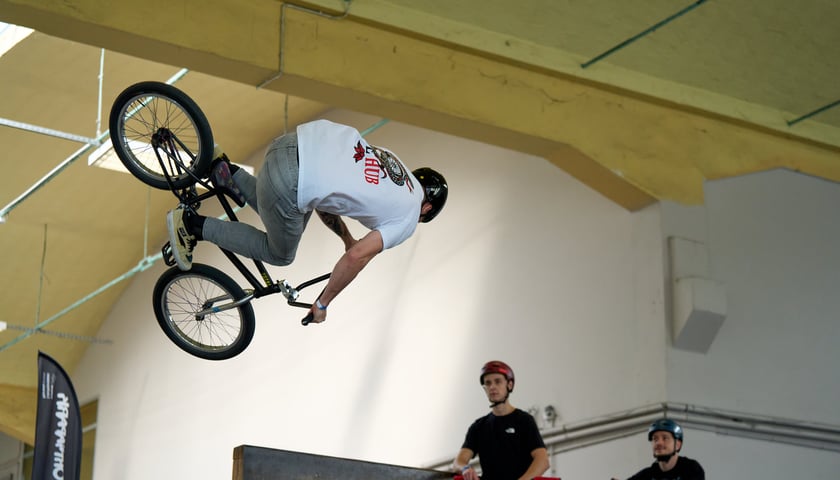 Powiększ obraz: Zawodnicy z Polski i Europy podczas eliminacji BMX Freestyle Contest 2025