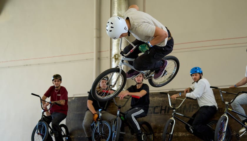 Powiększ obraz: Zawodnicy z Polski i Europy podczas eliminacji BMX Freestyle Contest 2025