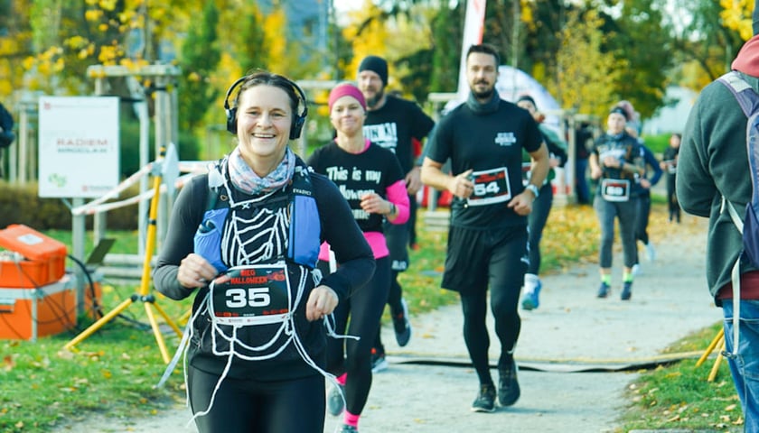 Powiększ obraz: Halloweenowy bieg Radia Wrocław. Park Skowroni, 26.10.2025