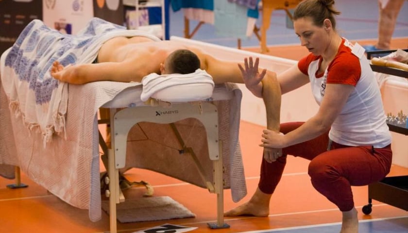 Powiększ obraz: <p>Katarzyna Macholl masująca modela na ME w Ostrawie, październik 2025</p>
