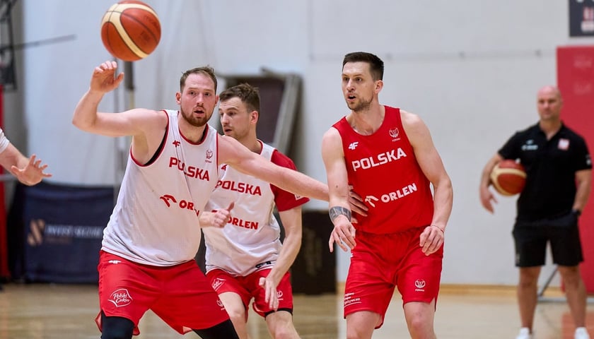 Powiększ obraz: Aleksander Dziewa (były koszykarz Śląska i Kinga), Jakub Nizioł (kapitan Śląska) i Mateusz Ponitka (Collage Stambuł) na zgrupowaniu kadry we Wrocławiu, rok 2024