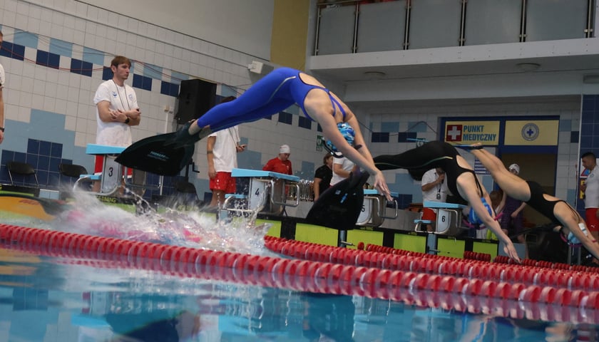 Powiększ obraz: Jeden z zawodników wskakuje do wody w czasie zawodów w monopłetwie