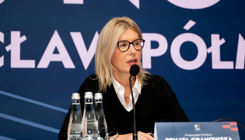Powiększ obraz: <p>Konferencja prasowa poświęcona Nocnemu Wrocław P&oacute;łmaratonowi 2026. Wrocław, 02.12.2025. Przy mikrofonie wiceprezydent Wrocławia Renata Granowska</p>