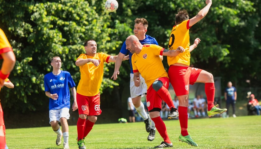 Powiększ obraz: Walka o piłkę pomiędzy zawodnikami Polaru Wrocław i Sparty II Wrocław podczas meczu na stadionie na Zakrzowie