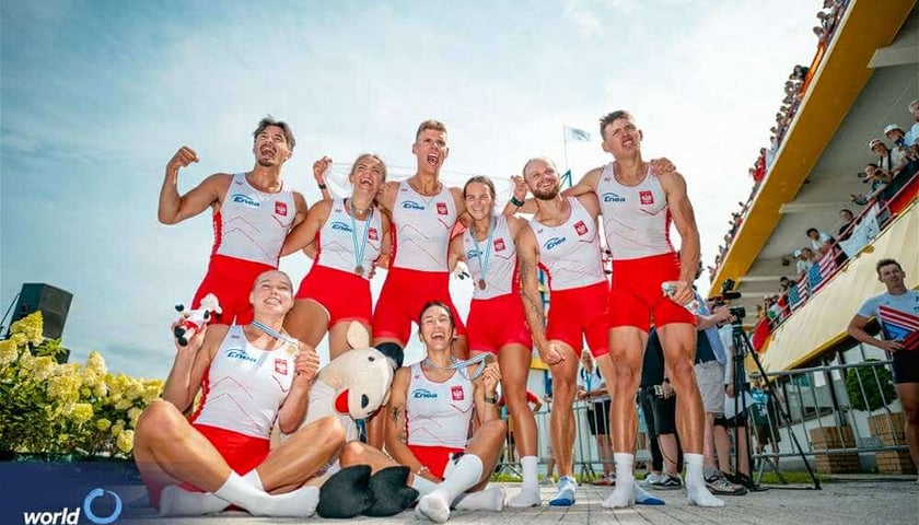 Powiększ obraz: Radość polskich zawodników na MŚ U23 w wioślarstwie na poznańskiej Malcie, lipiec 2025