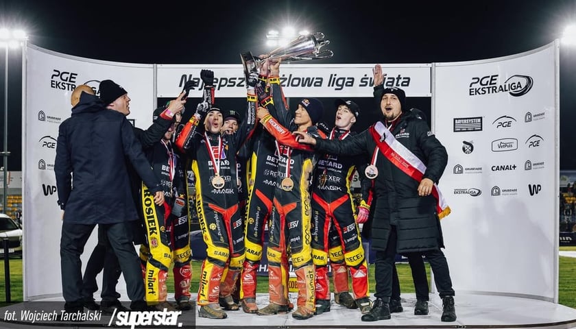Powiększ obraz: Zawodnicy Betard Sparty Wrocław z brązowym medalem Speedway Ekstraligi za 2025 rok