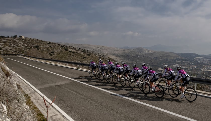 Powiększ obraz: Kolarki Mat Atom na szosie