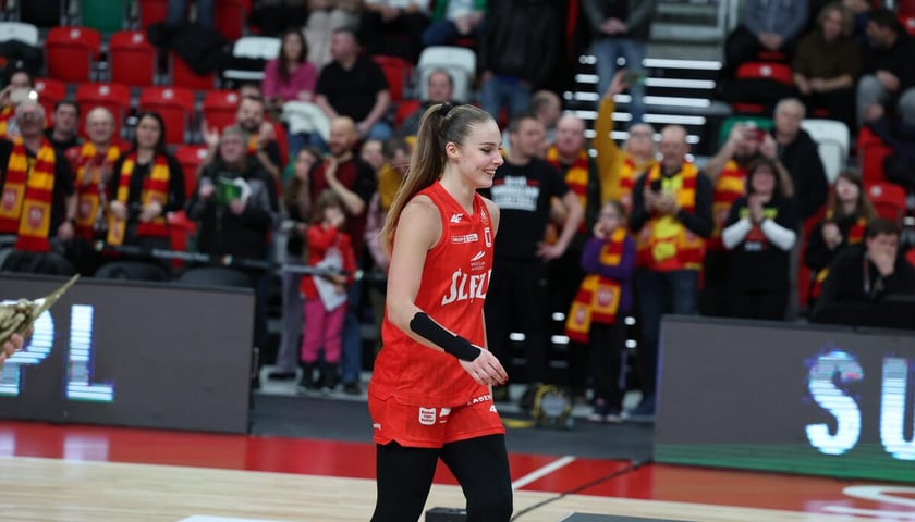 Powiększ obraz: Koszykarki Ślęzy Wrocław cieszą się ze zwycięstwa w finale Pucharu Polski. Sosnowiec, 11.01.2026