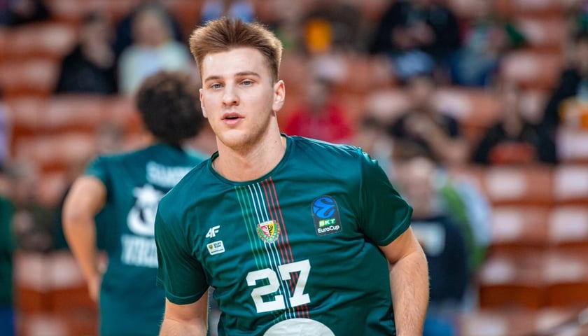 Powiększ obraz: Błażej Czerniewicz podczas rozgrzewki w Hali Stulecia