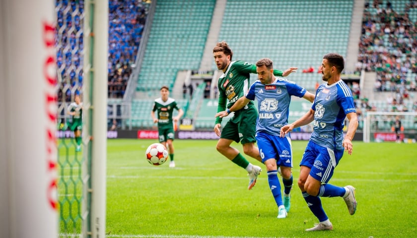 Powiększ obraz: Piłkarze podczas meczu Śląska z Ruchem na Tarczyński Arenie podczas rundy jesiennej Betclic 1. Ligi