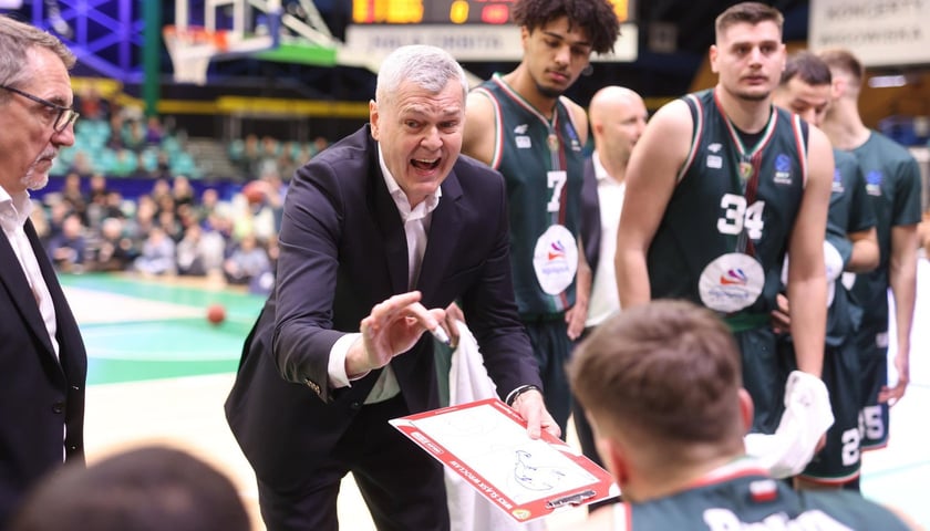 Powiększ obraz: Trener Śląska Ainars Bagatskis z kartką przekazuje uwagi zawodnikom w czasie meczu w Hali Orbita