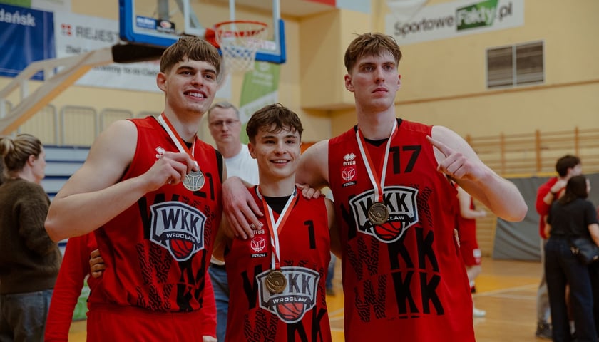 Powiększ obraz: Trzech zawodników WKK Wrocław ze złotymi medalami za zdobycie Młodzieżowego Pucharu Polski. Od lewej  Karol Prochorowicz, Jakub Galewski i  Daniel  Grzejszczyk