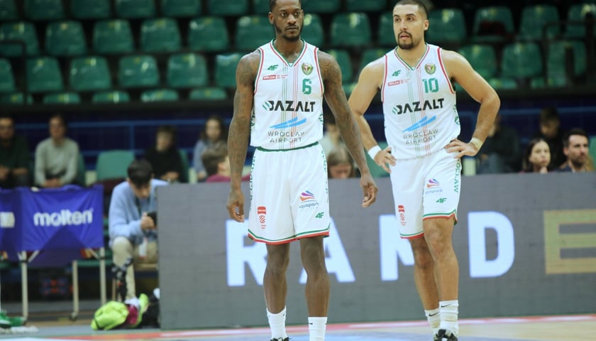 Powiększ obraz: Jarvis Williams (po lewej) wrócił do składu Śląska po dziesięciu latach. Obok niego na zdjęciu z meczu z MKS Dąbrowa Górnicza Noah Kirkwood