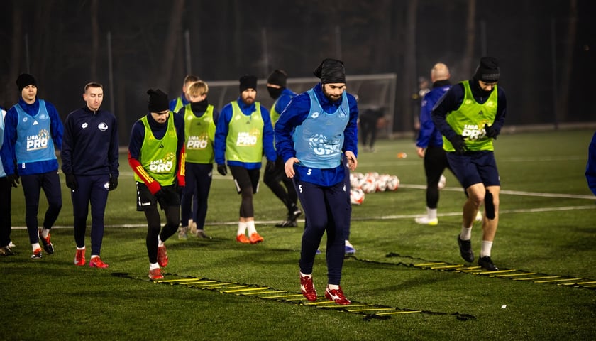 Powiększ obraz: Piłkarze Polaru podczas jednego z treningów przed startem rundy wiosennej we wrocławskiej A-klasy