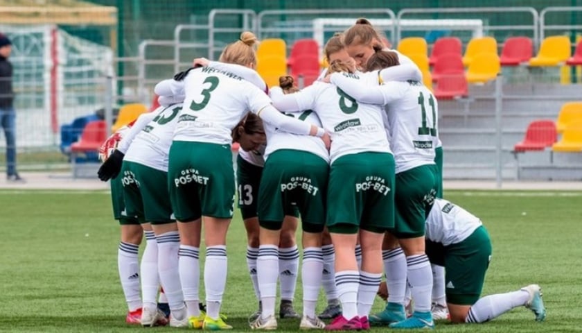 Powiększ obraz: Piłkarki Śląska uległy na wyjeździe Medykowi Konin