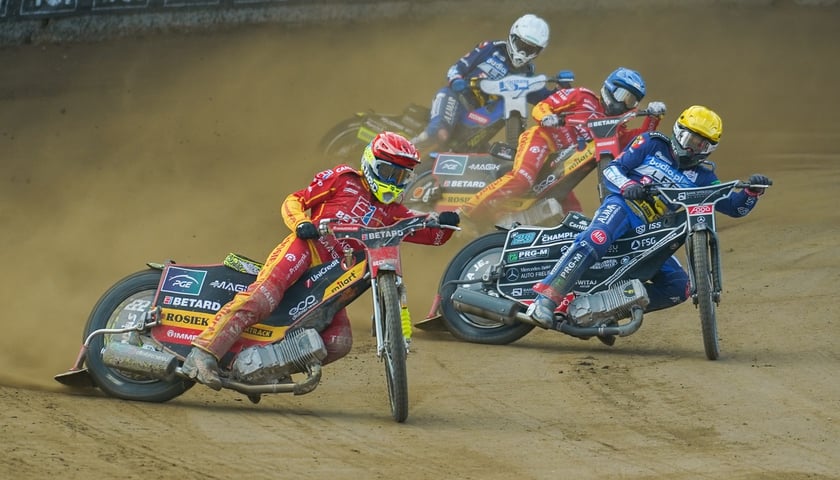 Powiększ obraz: Ostra walka żużlowców Betard Sparty i Unii Leszno w czasie sparingu na stadionie Olimpijskim.