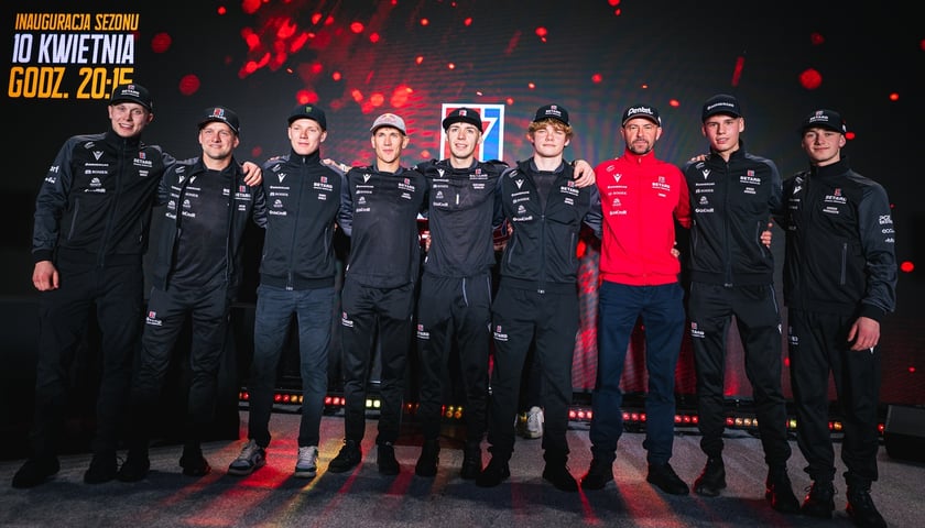 Powiększ obraz: Zespół Betard Sparty Wrocław podczas prezentacji przed sezonem w Pasażu Grunwaldzkim.  Na czerwono Piotr Protasiewicz, nowy trener drużyny.