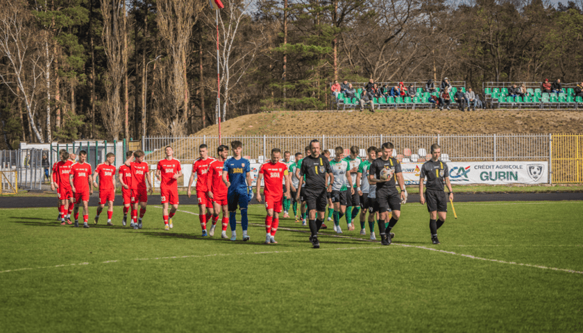 Powiększ obraz: Piłkarze Ślęzy Wrocław, Cariny Gubin oraz sędziowie wchodzą na stadion w Gubinie (10.04.2026 r.)