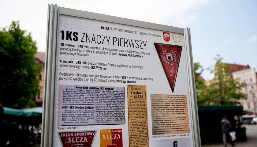 Powiększ obraz: Fragment wystawy o historii 1KS Ślęzy Wrocław. Na zdjęciu jedna z tablic pamiątkowych o Ślęzie ustawiona na pl. Solnym w 2025 r.