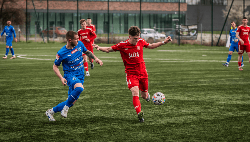 Powiększ obraz: Fragment meczu 1KS Ślęzy Wrocław z LKS Goczałkowice