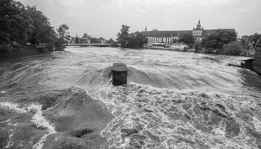 Odra na wysokości mostów Pomorskich powódź 1997