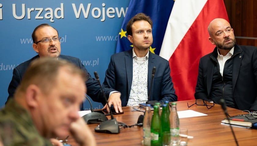 Powiększ obraz: У четвер (12 вересня) кризовий штаб зустрівся в Нижньосілезькому воєводському управлінні у Вроцлаві. Ліворуч: Мацей Авіжень - Нижньосілезький воєвода, праворуч: Яцек Сутрик - президент Вроцлава