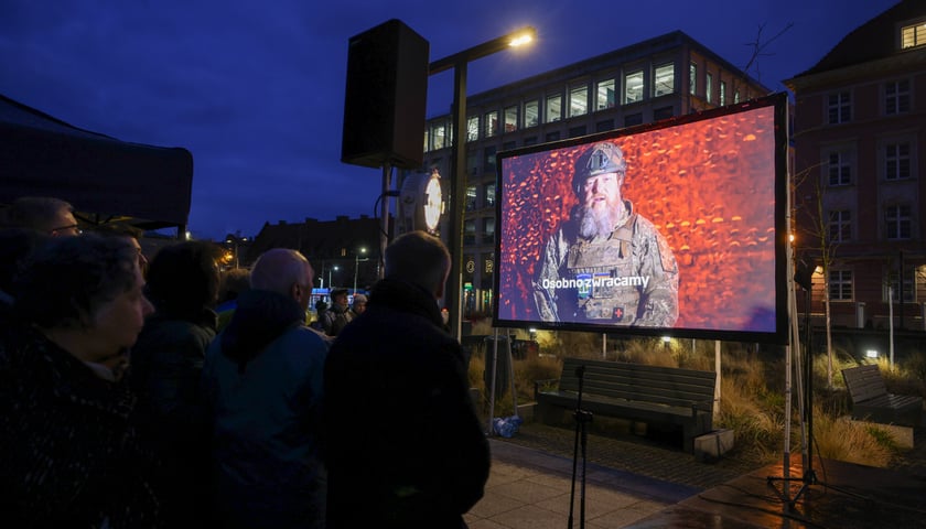 Powiększ obraz: Мітинг до четвертої річниці російського вторгнення в Україну. Площа Новий Тарг, 24 лютого 2026 року