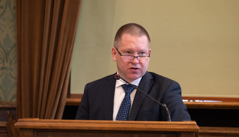 Powiększ obraz: <p>XI Sesja Rady Miejskiej Wrocławia, 21.11.2024. Skarbnik Miasta Marcin Urban</p>