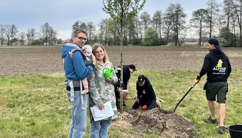 Martyna i Paweł posadzili drzewo dla Liliany