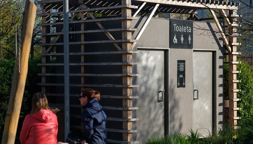 <p>Toaleta na Promenadzie Oławskiej</p>