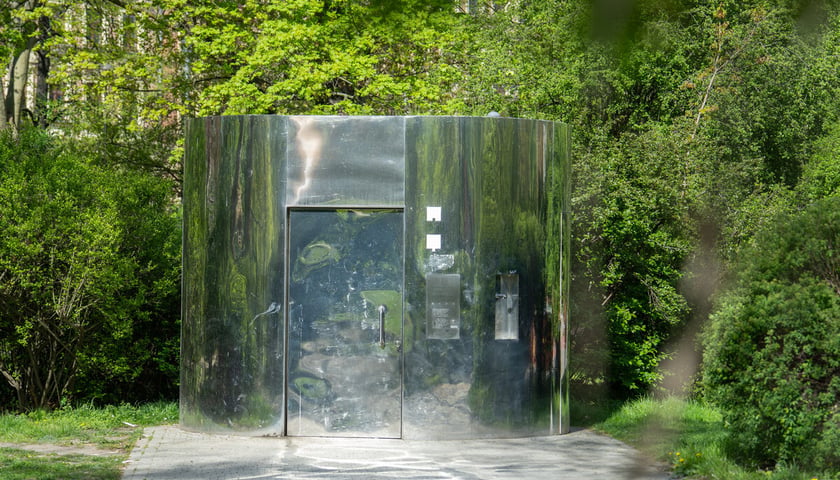 <p>Toaleta w Parku Staszica</p>