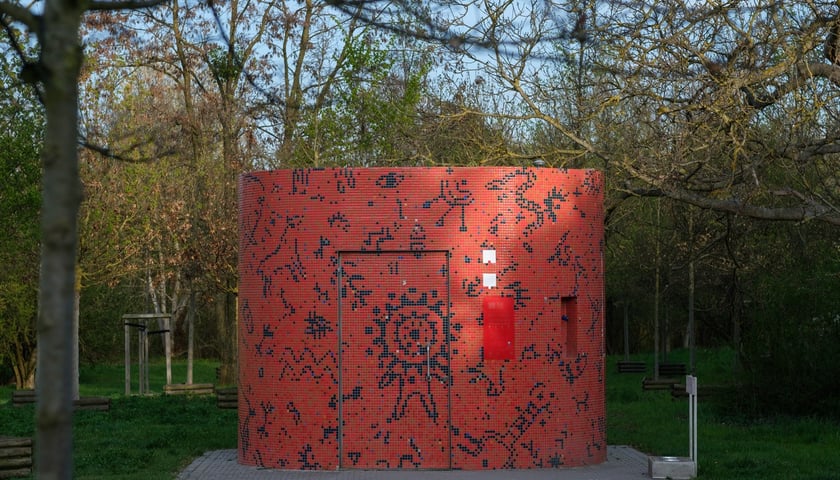 Toaleta - park Skowroni, koło placu zabaw, od strony szpitala klinicznego