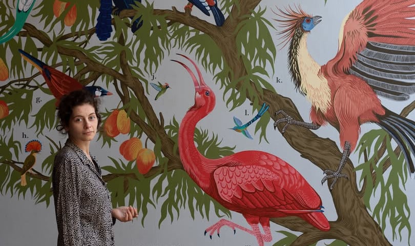<p>Aleksandra Czudżak w Ptaszarni na tle swojego muralu</p>