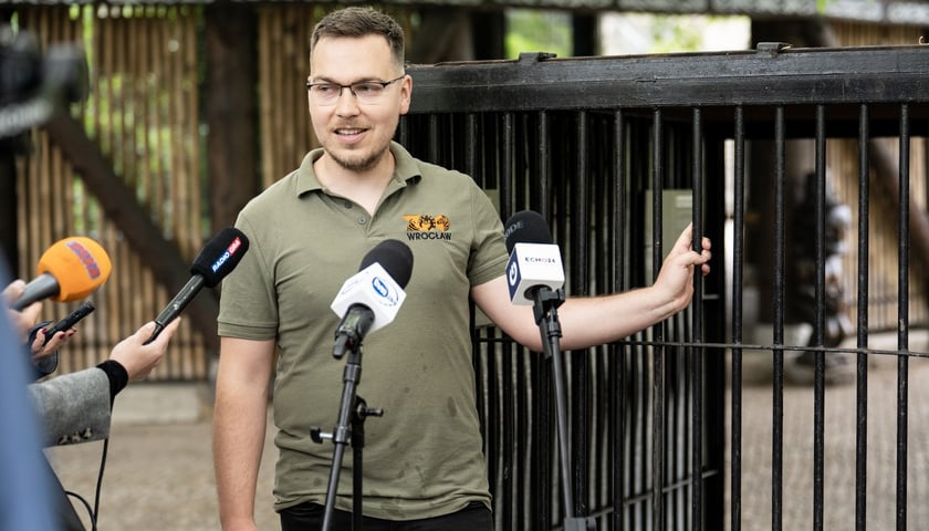 Konferencja prasowa poprzedzająca akcje "Noc w klatce" we wrocławskim zoo