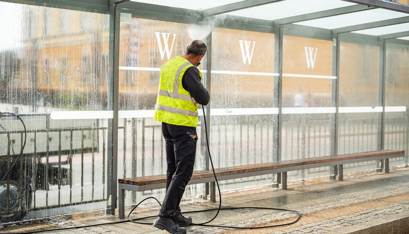 Wiosenne sprzątanie Wrocławia obejmuje m.in. mycie ponad 800 wiat przystankowych