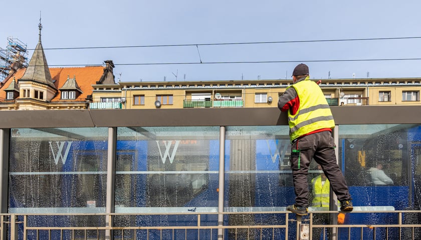 Wiosenne sprzątanie Wrocławia: mycie wiat, ulic, ciągów pieszo-rowerowych, usuwanie graffiti, dbanie o zieleń