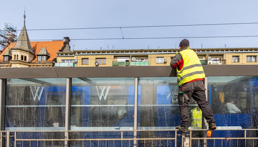 Powiększ obraz: Wiosenne sprzątanie Wrocławia: mycie wiat, ulic, ciągów pieszo-rowerowych, usuwanie graffiti, dbanie o zieleń