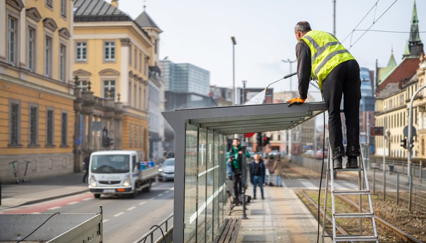 Wiosenne sprzątanie Wrocławia: mycie wiat, ulic, ciągów pieszo-rowerowych, usuwanie graffiti, dbanie o zieleń