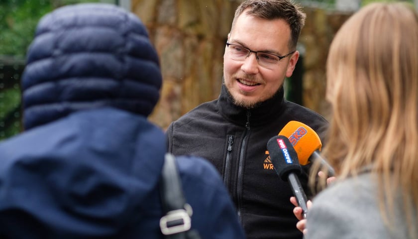 <p>Paweł Sroka, kierownik sekcji ssaków drapieżnych z wrocławskiego zoo na pożegnanie tygrysa o imieniu Musi, 15 maja 2026</p>