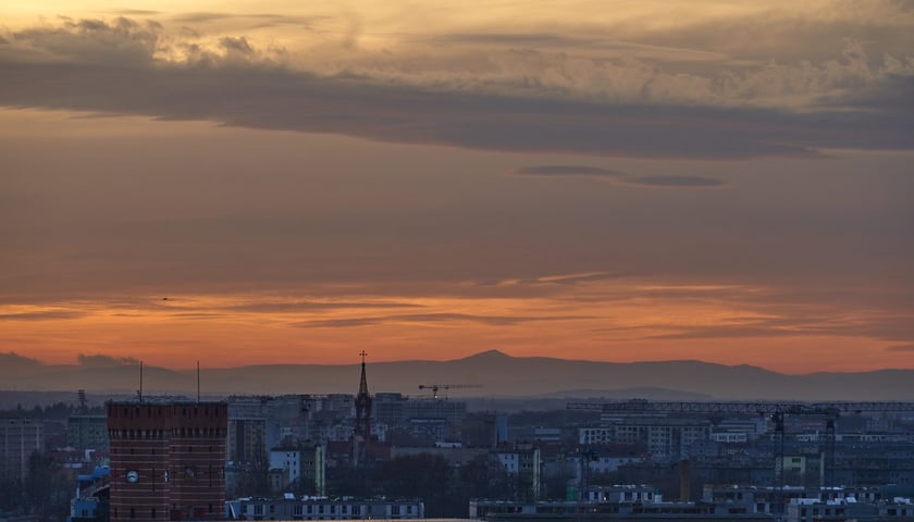 Zamglone niebo nad Wrocławiem podczas zachodu słońca.