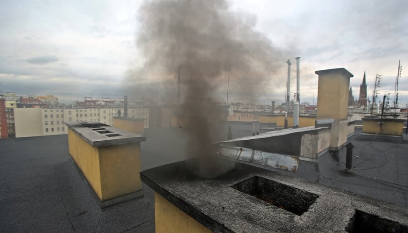 Dzięki akcji "Zmień piec" co roku z mieszkań we wrocławskich kamienicach znikają kolejne piece na węgiel, czyli tzw. kopciuchy