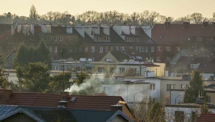 Smog we Wrocławiu może występować zarówno zimą jak i latem. Na zdjęciu zachód słońca nad naszym miastem.