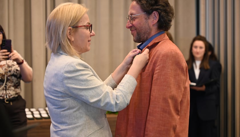 <p>Ministra Klimatu i Środowiska Paulina Hennig-Kloska odznacza Dominika Dobrowolskiego medalem "Za zasługi dla Ochrony Środowiska i Klimatu".&nbsp;</p>