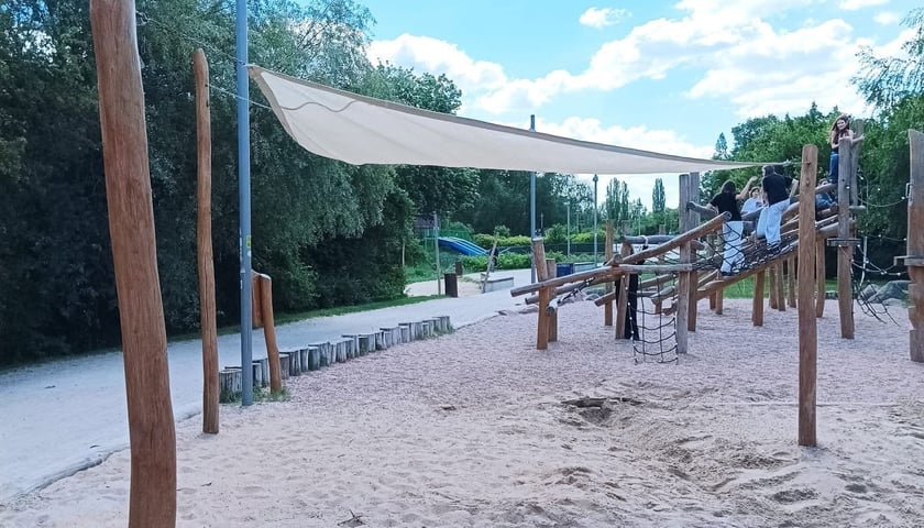 Żagiel przeciwsłoneczny na placu zabaw